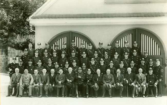 Feuerwehrgerätehaus mit der Mannschaft des 2. Zuges, 1932